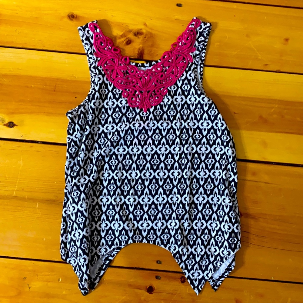 No sleeve black and white top